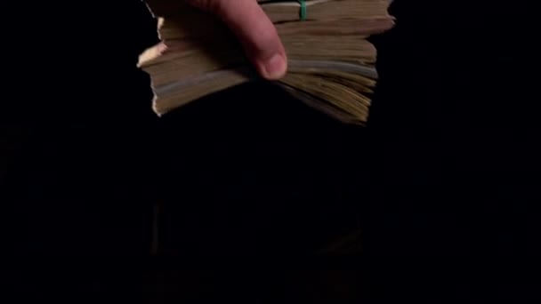 Man brengen een stapel van bundels van 100 dollarbiljetten — Stockvideo
