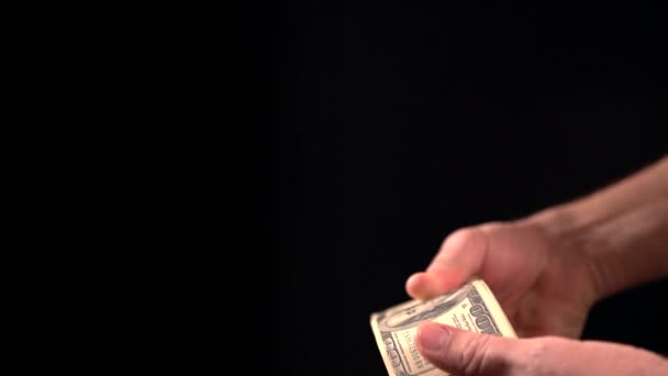 Man flipping door middel van een dikke prop van 100 dollar bills — Stockvideo