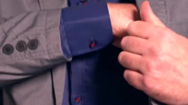 Bir tomar para ceketini alarak iş adamı