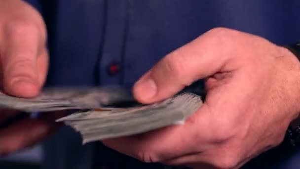 Чоловік рахує готівкові гроші зі швидкістю — стокове відео