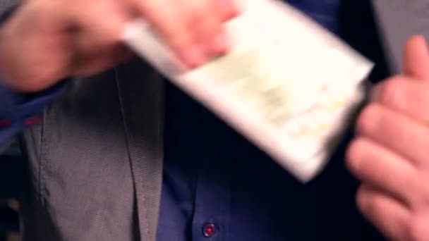 Man neemt 100 Usd rekeningen uit zijn zak — Stockvideo