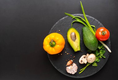 Domates ve biber avokado ile kara tahta