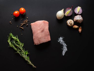 Taze çiğ domuz filetosu baharat ile levha
