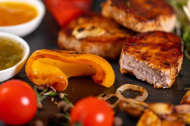 Domuz fileto madalyon ile ızgara tatlı biber