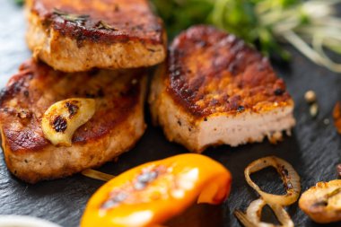 Lezzetli çıtır çıtır kızarmış ve marine edilmiş domuz filetosu