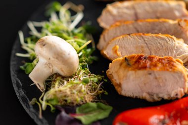 Izgara dilimlenmiş tavuk göğsü filizi ile