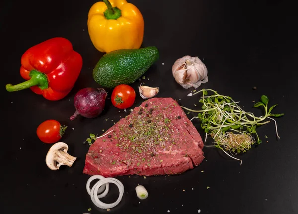 Raw beef steak with fresh vegetables and spices — Stock Photo, Image