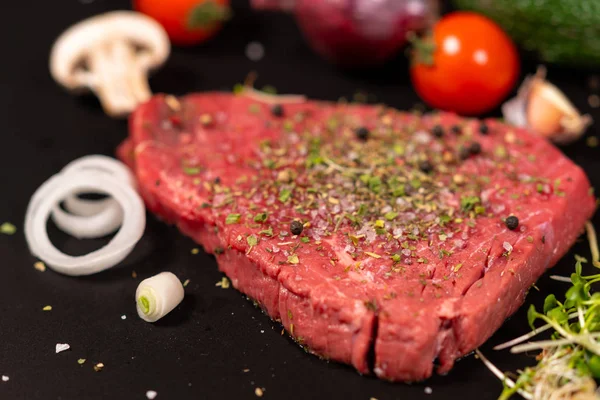 Gedeelte van mager mals rauwe biefstuk — Stockfoto