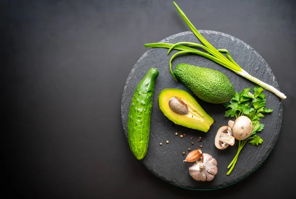 Čerstvé zdravé zelené zeleniny a koření — Stock fotografie