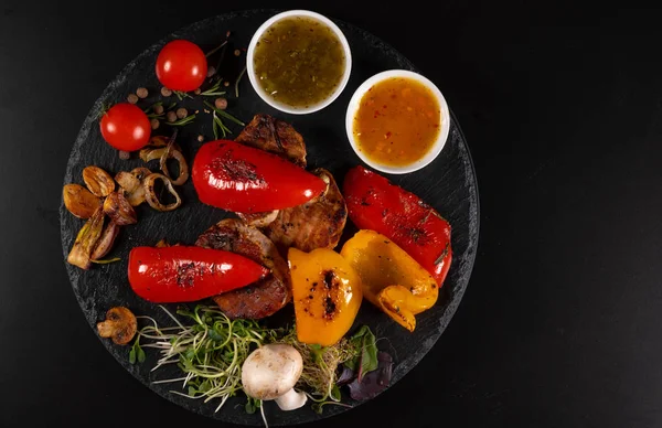 Grilled pork medallions with roasted sweet peppers — Stock Photo, Image