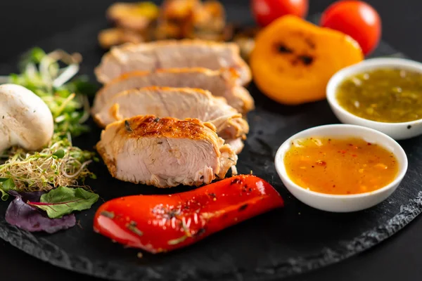 Grilled sweet pepper served with chicken breast — Stock Photo, Image