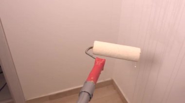 Boyayı ruloüzerine aktaran kişi