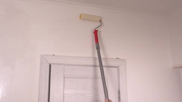 Rulo fırça ile beyaz duvara astar uygulama — Stok video