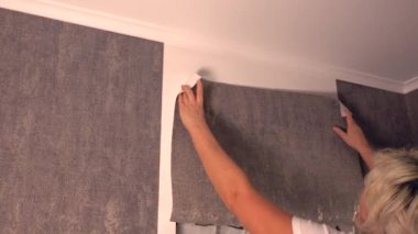 Kadın duvar kağıdı kapalı bir levha asılı