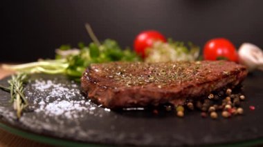 Şef ızgara biftek üzerine tuz serpme