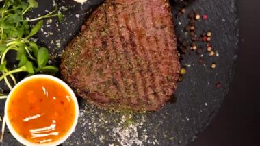 Baharat ve soslar ile ızgara biftek