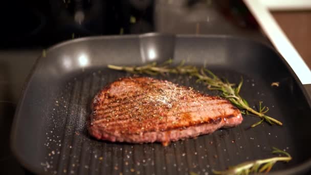 Kuchař, grilování hovězí steak přidávání koření