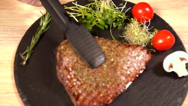 Kocken att placera en rutinerade grillad Gump biff — Stockvideo