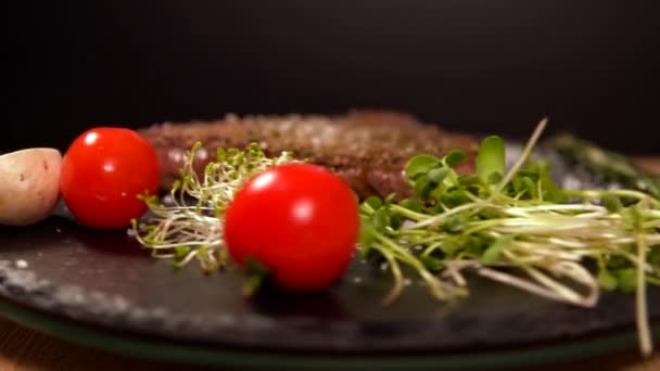 Saftige gegrillte Rumpsteaks mit Salatgemüse — Stockvideo