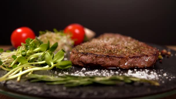 Bife suculento espesso com guarnições de salada — Vídeo de Stock
