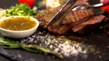 Izgara biftek ihale bir kısmını Dilimleme kişi