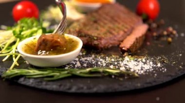 Sığır eti biftek lezzetli bir sos daldırma kişi