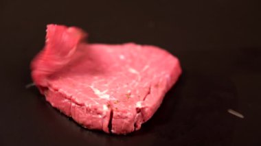 İhale yağsız çiğ biftek siyah düşen bir