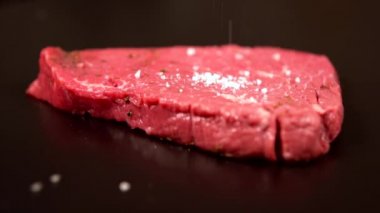 Şef ham sığır eti biftek yemek için hazırlanıyor