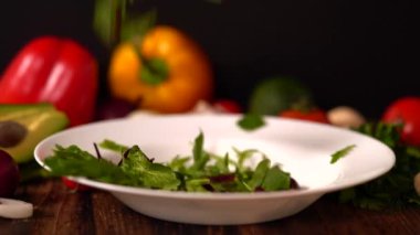Çeşitli taze yapraklı yeşil salata malzemeleri