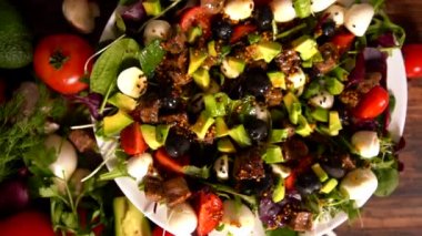 Kase maddeler iplik ile karışık salata
