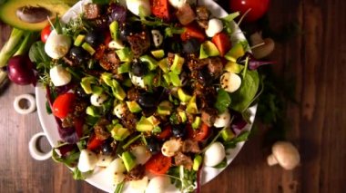 Gurme taze karışık salata yemek atlıkarınca üstünde
