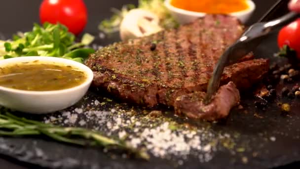 Personne qui mange un steak assaisonné — Video