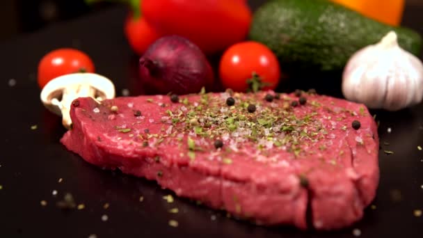 Plaat van tedere rauwe biefstuk wordt gekruid — Stockvideo