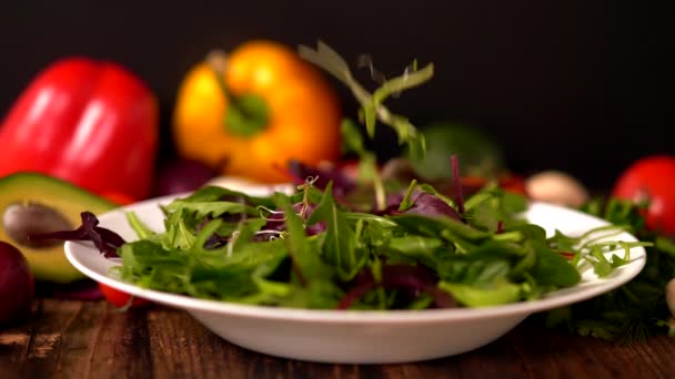 Voorbereiding van een verse lommerrijke groene salade — Stockvideo