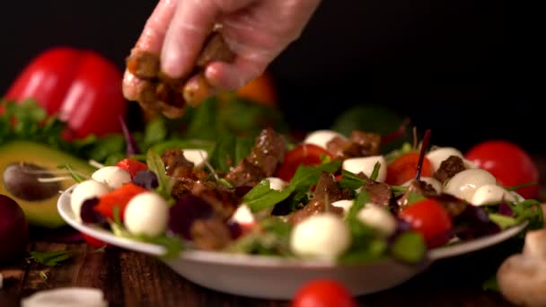 Chef haciendo una sabrosa ensalada de carne fresca — Vídeos de Stock