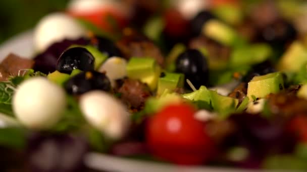 Spinning friss saláta avokádóval és olajbogyó — Stock videók