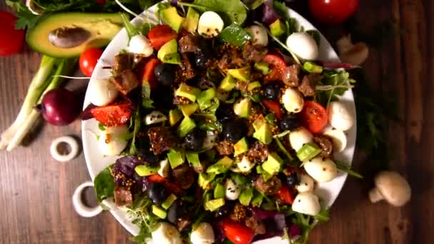 Salade fraîche gourmande filée sur un carrousel alimentaire — Video