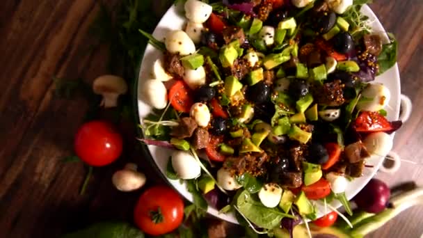 Miska świeżego mięsa oraz sałatek z awokado z oliwkami — Wideo stockowe