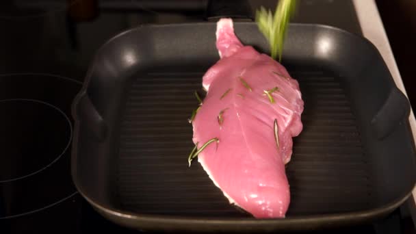 Повар посыпать свежий розмарин на курицу — стоковое видео