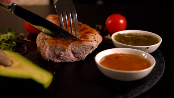 Persona cortando pechuga de pollo a la parrilla con cuchillo — Vídeos de Stock