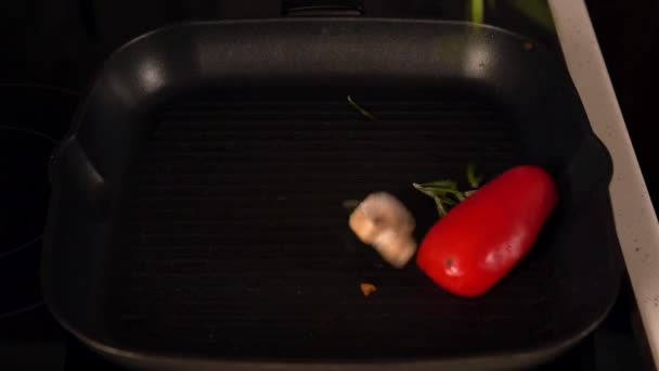 Свежие овощи добавляются в гриль — стоковое видео