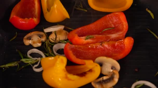 Person roasting fresh vegetables on a griddle — Stock Video