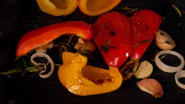 Шеф-повар приправляет сладкий перец во время жарки — стоковое видео
