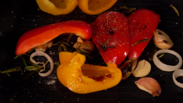 Chef moliendo pimienta sobre verduras asadas — Vídeos de Stock