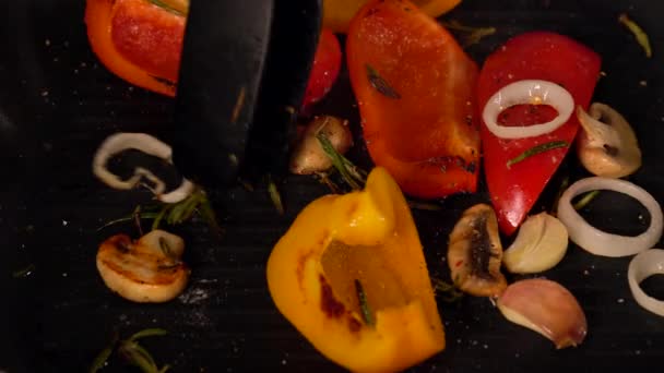 Chef grilling fresh vegetables on a griddle — Stock Video