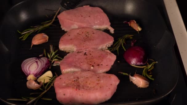 Chef grilling raw pork fillet medallions — Stock Video