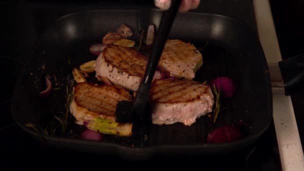 Chef basting carne la grătar într-o tigaie — Videoclip de stoc