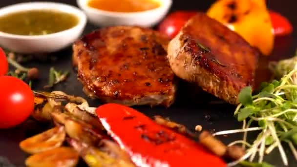 Вращающаяся карусель с блюдами для гурманов — стоковое видео