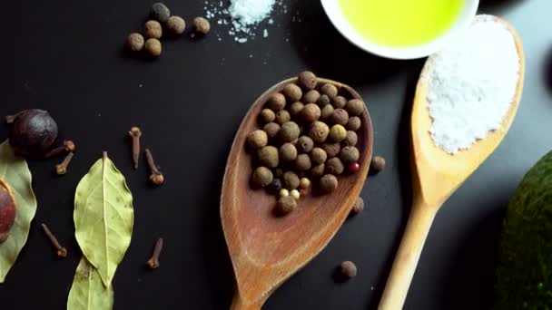 Panoramique sur diverses herbes et épices culinaires — Video