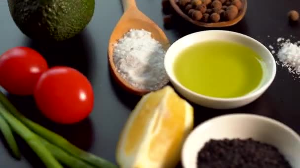 Ingredientes crus frescos e especiarias para frutos do mar — Vídeo de Stock